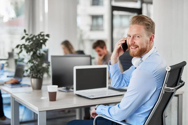 Smilende Rødtopp Adm Dir Ser Skulderen Snakker Telefonen Mens Han – stockfoto