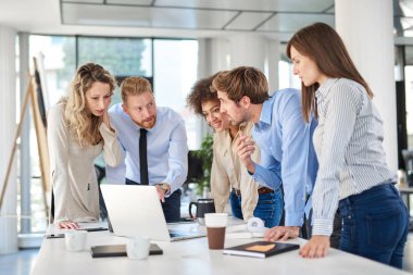 Küçük grup ofiste ayakta ve toplantıda problem çözme iş adamları. Çok kültürel grubunu.