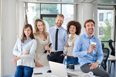 Küçük grup iş adamları ofiste poz. İş kavramı başlatın. Çok etnik grup.