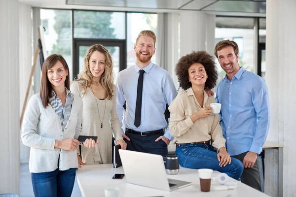 Pequeño Grupo Empresarios Posando Cargo Iniciar Concepto Negocio Grupo Multiétnico — Foto de Stock