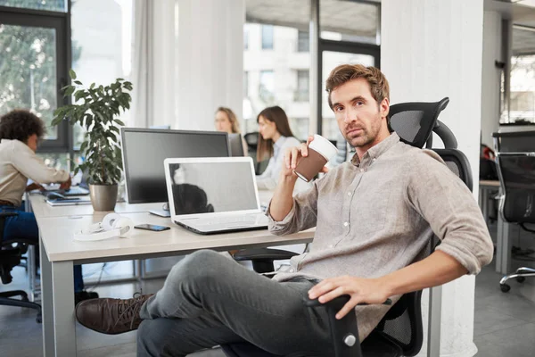 Ceo Con Expresión Facial Seria Sentado Oficina Tomando Café Para — Foto de Stock