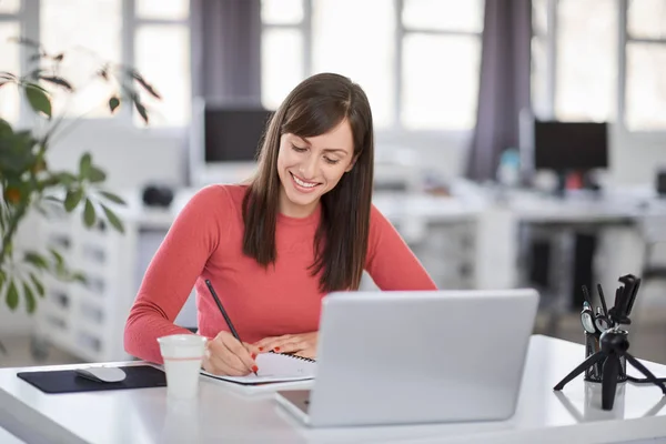 Charming Caucasian businesswoman sitting in moderna office and t — Stock Photo, Image