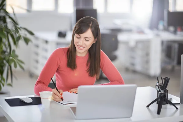 Charming Caucasian businesswoman sitting in moderna office and t — Stock Photo, Image