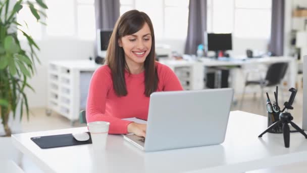 Young Beautiful Caucasian Businesswoman Brown Hair Sitting Office Using Laptop — 비디오