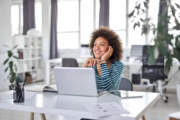 Linda mujer de negocios de raza mixta vestida casual pensando cómo resolver un problema mientras está sentado en la oficina moderna . — Foto de Stock