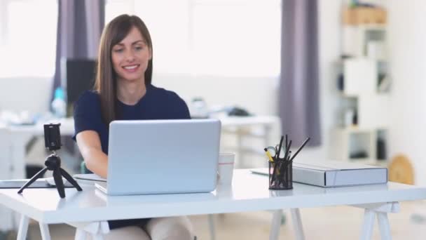 Hermosa Mujer Negocios Caucásica Con Pelo Largo Marrón Sentado Escritorio — Vídeos de Stock