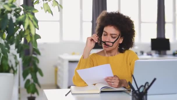 Encantadora Mujer Negocios Raza Mixta Sentada Oficina Moderna Utilizando Ordenador — Vídeos de Stock