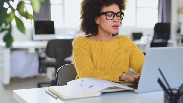 Modern Ofiste Oturan Dizüstü Bilgisayar Kullanarak Charming Karışık Irk Kadını — Stok video