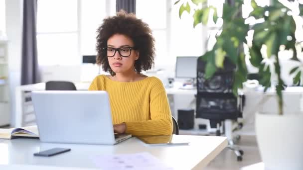 Linda Mulher Negócios Raça Mista Vestida Casual Sentado Escritório Moderno — Vídeo de Stock