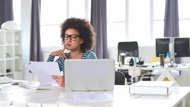 Belle Femme Affaires Mixte Habillé Occasionnel Assis Dans Bureau Faire — Video