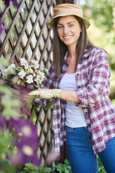 Gorgeous Caucasian brunette dressed in work wear and with hat an — Stock Photo, Image