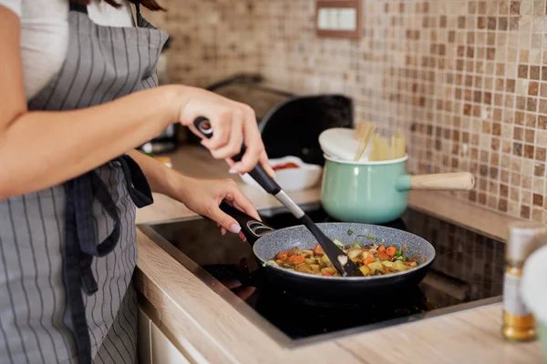 Mulher Lado Fogão Preparar Refeição Vegan — Fotografia de Stock