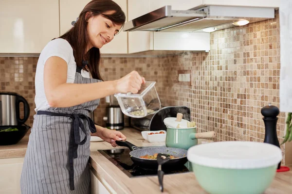 Mulher Lado Fogão Preparar Refeição Vegan — Fotografia de Stock