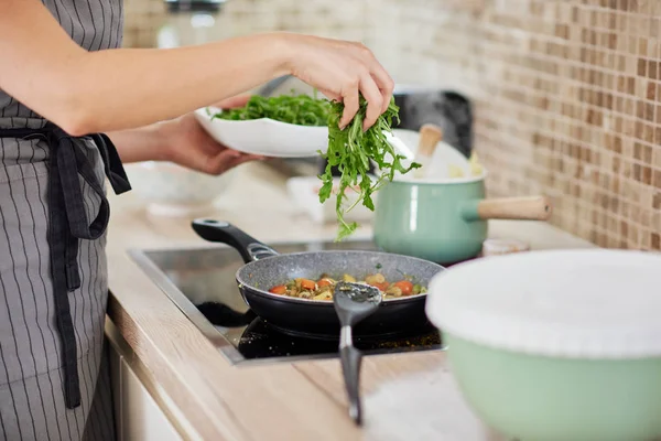 Vrouw Staat Naast Kachel Bereidt Vegan Maaltijd — Stockfoto