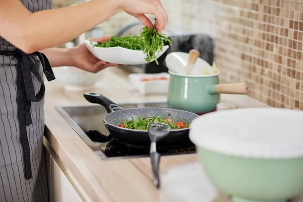 Vrouw Staat Naast Kachel Bereidt Vegan Maaltijd — Stockfoto