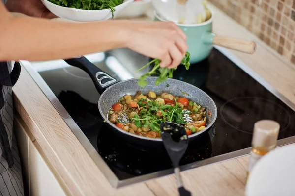 Mujer Pie Junto Estufa Preparando Comida Vegana — Foto de Stock