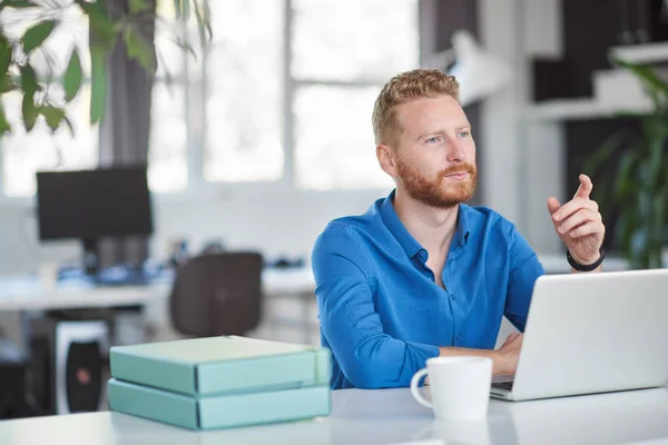 Joven empleado caucásico sentado en la oficina y pensando en la solución para un nuevo proyecto. Concepto de creación de empresas . — Foto de Stock