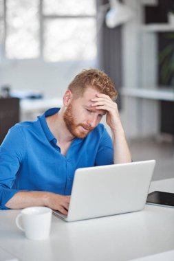 Genç ciddi çalışan iş yerinde sorunları yaşıyor. İş yerinde kötü bir gün kavramı.