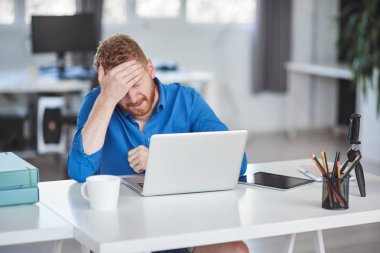 Genç ciddi çalışan iş yerinde sorunları yaşıyor. İş yerinde kötü bir gün kavramı.