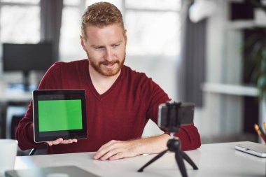 Yakışıklı Kafkas çalışanı internet üzerinden sunum yapıyor. Ellerde tablet. İş konseptini başlatın.