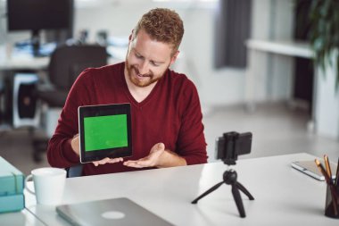 Yakışıklı Kafkas çalışanı internet üzerinden sunum yapıyor. Ellerde tablet. İş konseptini başlatın.