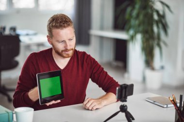 Yakışıklı Kafkas çalışanı internet üzerinden sunum yapıyor. Ellerde tablet. İş konseptini başlatın.