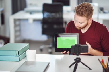 Yakışıklı Kafkas çalışanı internet üzerinden sunum yapıyor. Ellerde tablet. İş konseptini başlatın.