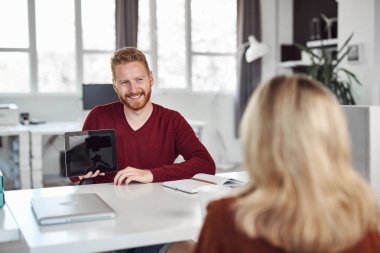Yakışıklı Kafkas yöneticisi, çalışan iş stratejisine tablette gösteriyor. İş konseptini başlatın.