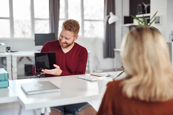 Guapo caucásico manager mostrando en tableta a su empleado estrategia de negocio. Concepto de creación de empresas . — Foto de Stock