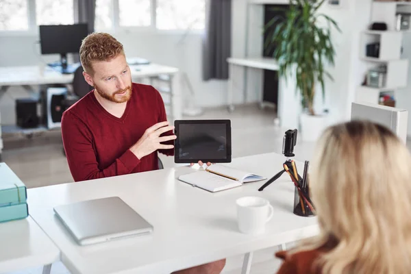 Guapo caucásico manager mostrando en tableta a su empleado estrategia de negocio. Concepto de creación de empresas . — Foto de Stock