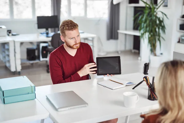 Guapo caucásico manager mostrando en tableta a su empleado estrategia de negocio. Concepto de creación de empresas . — Foto de Stock