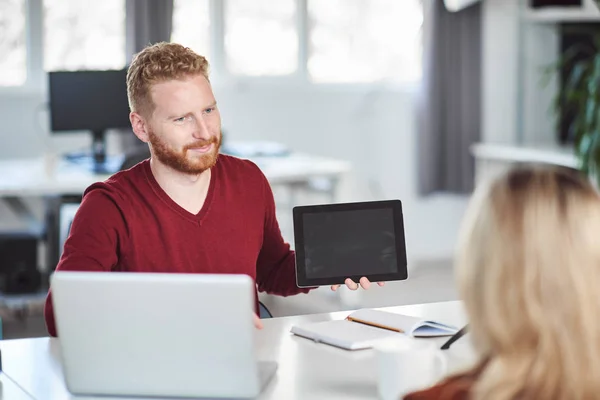 Guapo caucásico manager mostrando en tableta a su empleado estrategia de negocio. Concepto de creación de empresas . — Foto de Stock