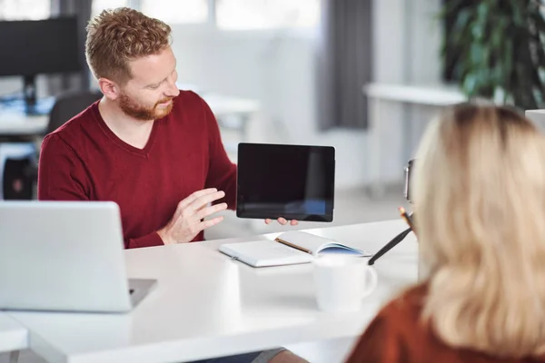 Guapo caucásico manager mostrando en tableta a su empleado estrategia de negocio. Concepto de creación de empresas . — Foto de Stock