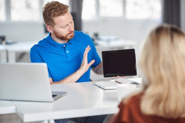 Yakışıklı Kafkas yöneticisi, çalışan iş stratejisine tablette gösteriyor. İş konseptini başlatın.
