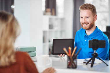 Yakışıklı Kafkas yöneticisi, çalışan iş stratejisine tablette gösteriyor. İş konseptini başlatın.