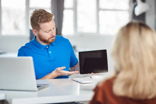 Stilig kaukasiska chef visar på tablett till sin anställd affärsstrategi. Starta affärsidé. — Stockfoto