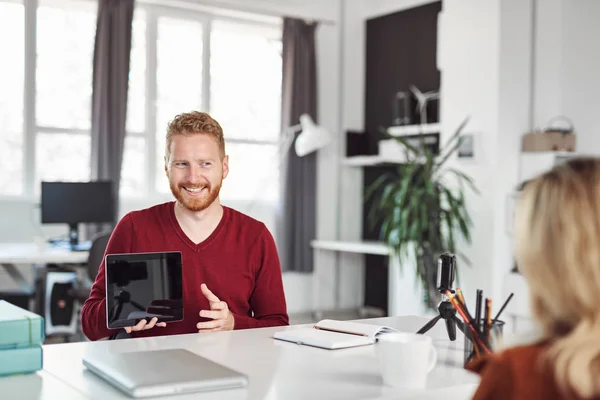 Guapo caucásico manager mostrando en tableta a su empleado estrategia de negocio. Concepto de creación de empresas . — Foto de Stock