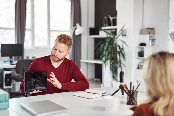 Guapo caucásico manager mostrando en tableta a su empleado estrategia de negocio. Concepto de creación de empresas . — Foto de Stock