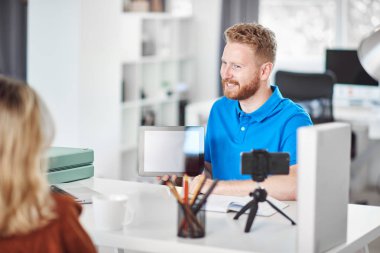 Yakışıklı Kafkas odaklı çalışan tablet tutan ve hisse senedi satın almak için kadın müşteri ikna etmeye çalışıyor.