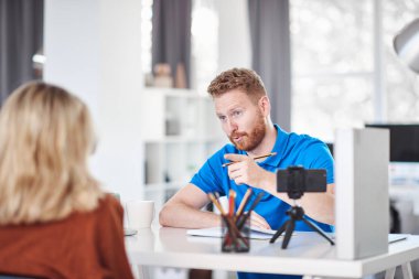 Yakışıklı Kafkas yöneticisi firmada iş için aday görüşme giyinmiş.