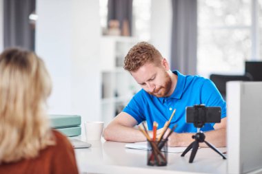 Yakışıklı Kafkas yöneticisi firmada iş için aday görüşme giyinmiş.