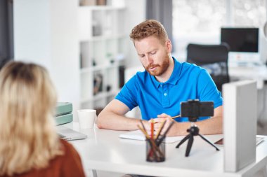 Yakışıklı Kafkas yöneticisi firmada iş için aday görüşme giyinmiş.