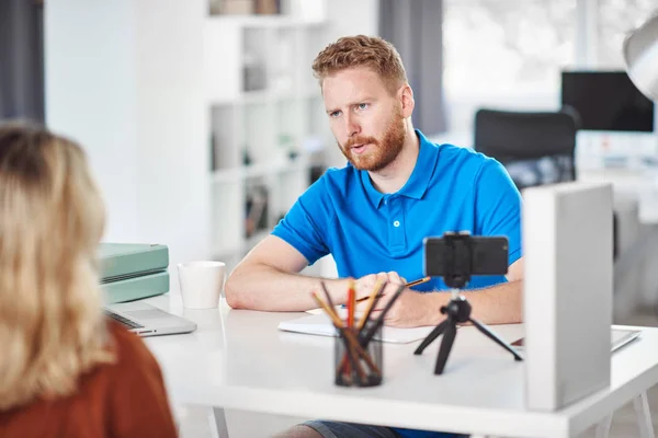 Guapo caucásico gerente vestido entrevistando candidato para trabajo en firme . — Foto de Stock