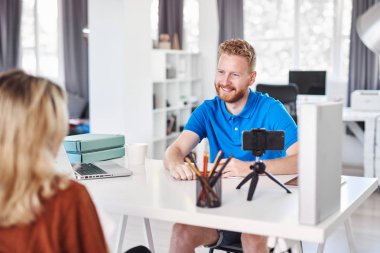Yakışıklı Kafkas yöneticisi firmada iş için aday görüşme giyinmiş.