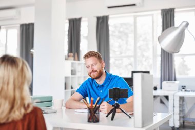 Yakışıklı Kafkas yöneticisi firmada iş için aday görüşme giyinmiş.