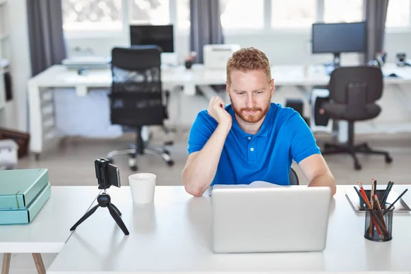 Jonge Kaukasische werknemer zittend in kantoor en typen op de laptop. Bedrijfsconcept opstarten. — Stockfoto