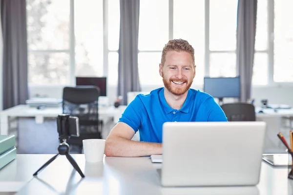 Giovane dipendente caucasico seduto in ufficio e digitando sul computer portatile. Concetto di start up . — Foto Stock