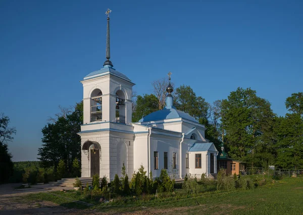 Церква Покрови Пресвятої Богородиці Podvorie Saburovo Святої Трійці Святого Сергієва — стокове фото