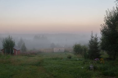 Güçlü sis köyü yaz sabahı, Moscow region, Rusya Federasyonu