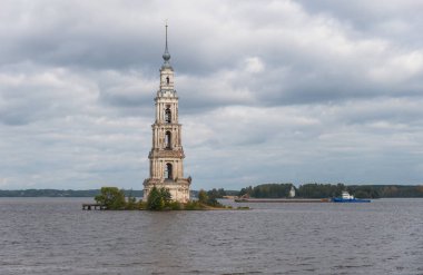 Kalyazin Çan Kulesi (Volga Nehri üzerinde Uglich baraj gölünün suları üzerinde Belfry sular altında) Manastırı, Aziz Nikolaos, eski şehir Kalyazin, Tver Oblastı, Rusya karşısında olarak
